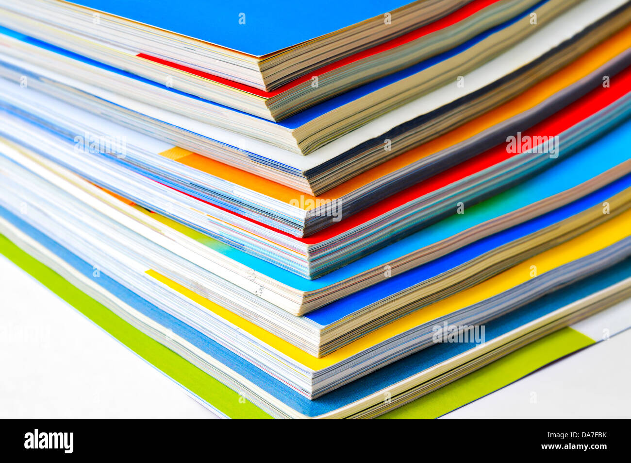 Haufen von bunten Zeitschriften Stockfoto