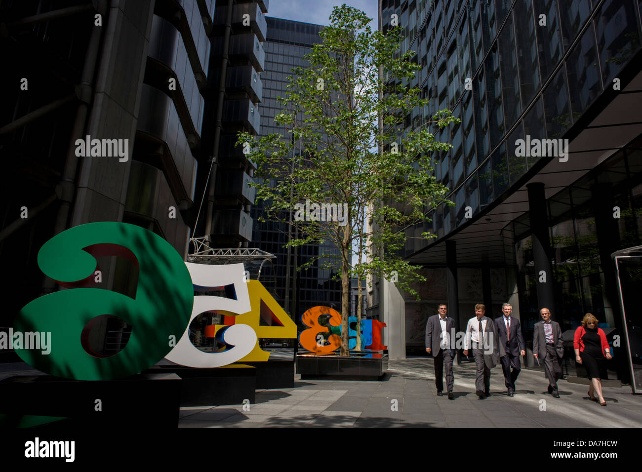 Stadtarbeiter Pass-von einer Kunst-Installation mit dem Titel "One Through Zero (die zehn Zahlen)" by American pop-Künstler Robert Indiana (b. 1928), in Lime Street, City of London, der Hauptstadt Square Mile und seine finanzielle Herz. Stockfoto