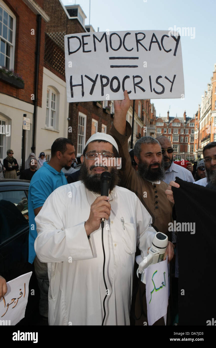 London, UK. 6. Juli 2013. Scheich Khalid al Fikri spricht bei Protest von Anjem Choudary fordern Scharia für Ägypten vor der ägyptischen Botschaft in London organisiert. Bildnachweis: Martyn Wheatley/Alamy Live News Stockfoto