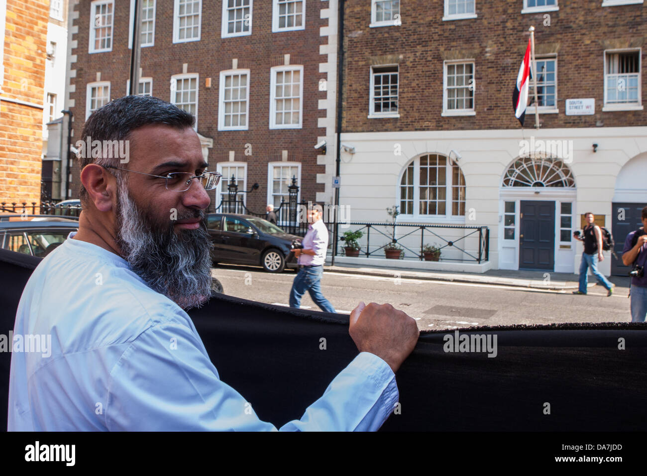 London, UK. 6. Juli 2013. Anjem Choudary fordern Scharia für Ägypten vor der ägyptischen Botschaft in London. Bildnachweis: Martyn Wheatley/Alamy Live News Stockfoto
