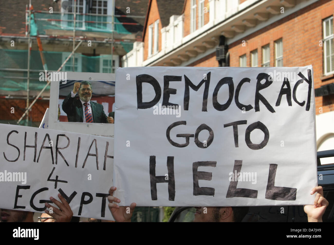 London, UK. 6. Juli 2013. Protest von Anjem Choudary fordern Scharia für Ägypten vor der ägyptischen Botschaft in London organisiert. Bildnachweis: Martyn Wheatley/Alamy Live News Stockfoto