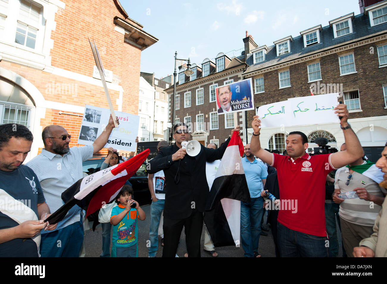 London, UK. 6. Juli 2013. Ägyptische Botschaft, London. Eine kleine Gruppe von Präsident Morsi Unterstützer versammeln, um Demokratie in Ägypten zu beenden und wieder zu Shariah Law. Bildnachweis: Allsorts Stock Foto/Alamy Live-Nachrichten Stockfoto