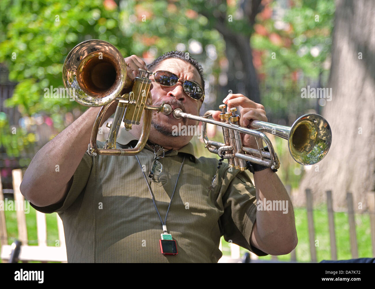Porträt von Rasheed, Straßenmusiker in Washington Square Park, Greenwich Village, New York City spielen 2 Hörner. Stockfoto