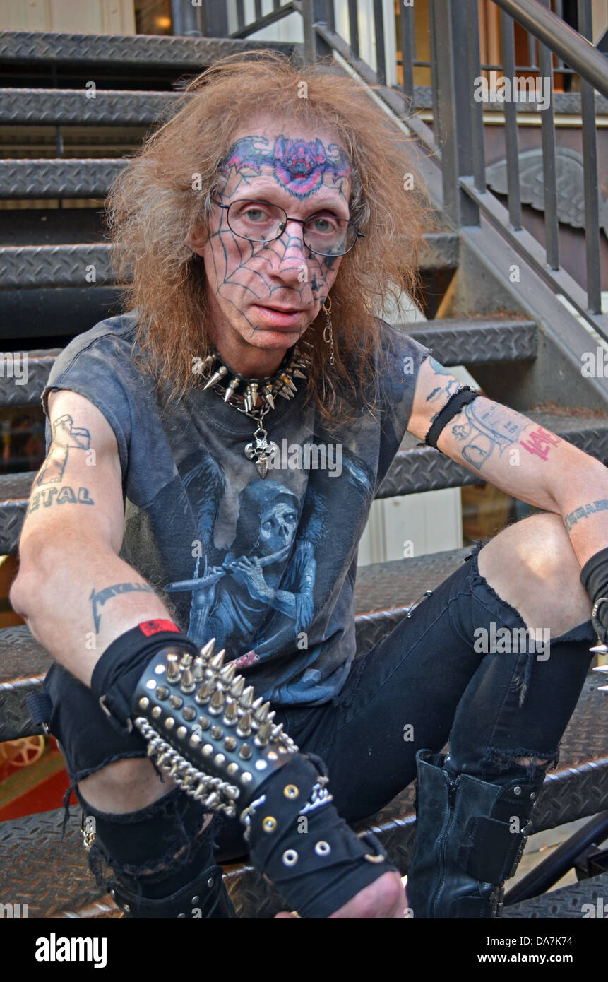 Porträt von Bob, ein Mann mittleren Alters mit Tattoos im PunkOutfit