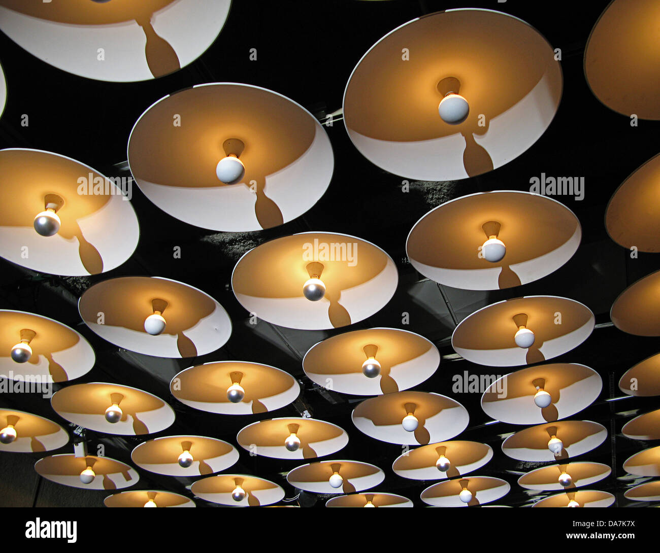 Lichter über der Lobby des Whitney Museums in Manhattan, New York City. Stockfoto
