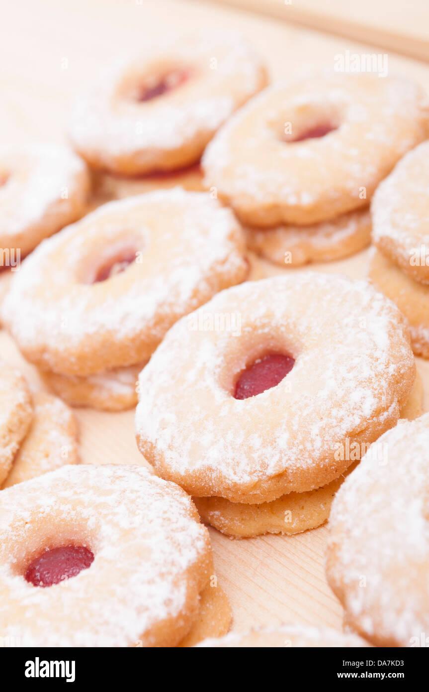Nahaufnahme des traditionellen Linzer Cookies auf Holzbrett - geringe Schärfentiefe Stockfoto