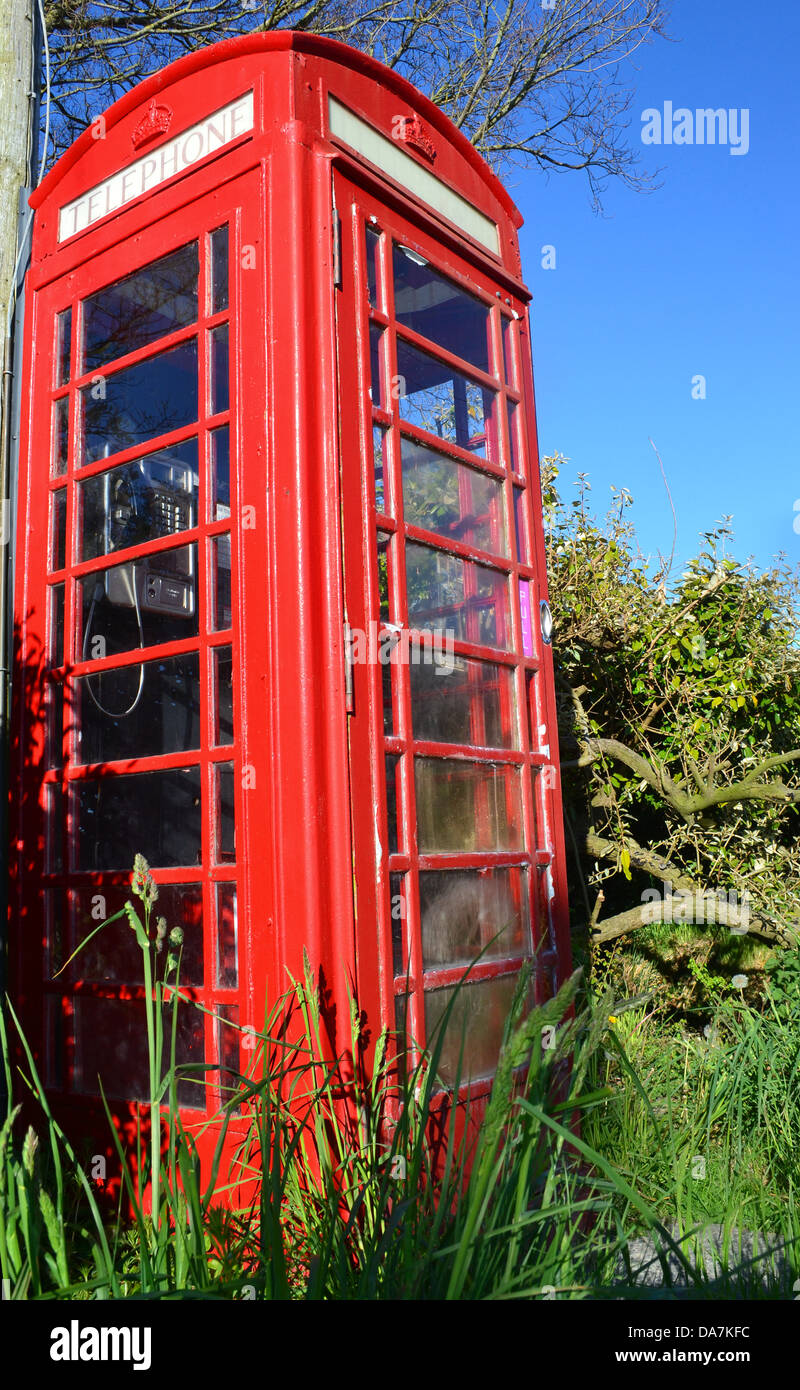 Traditionelle britische Telefonzelle rot oder Stand in ländlicher Umgebung Stockfoto