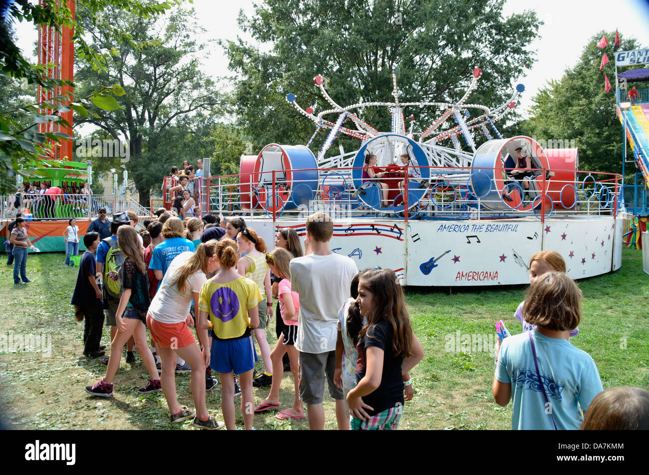 Menschen Line-up für Karneval Fahrten in Greenbelt, Md Stockfoto