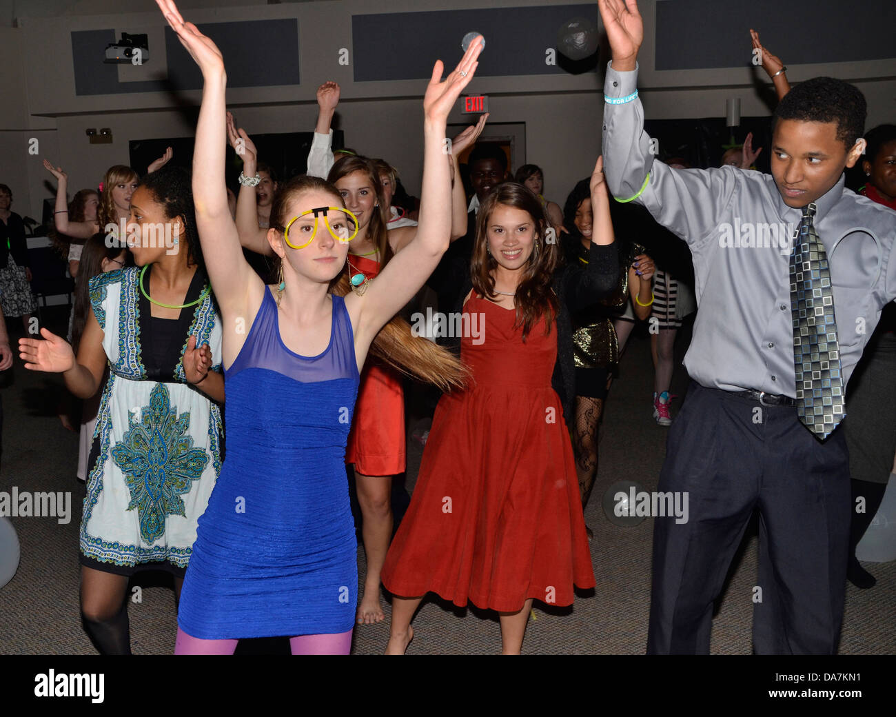 Junge Menschen genießen einen Tanz in Riverdale Park, Maryland Stockfoto