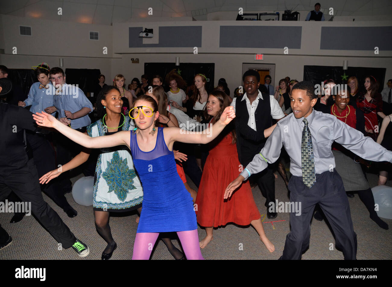 Junge Menschen genießen einen Tanz in Riverdale Park, Maryland Stockfoto