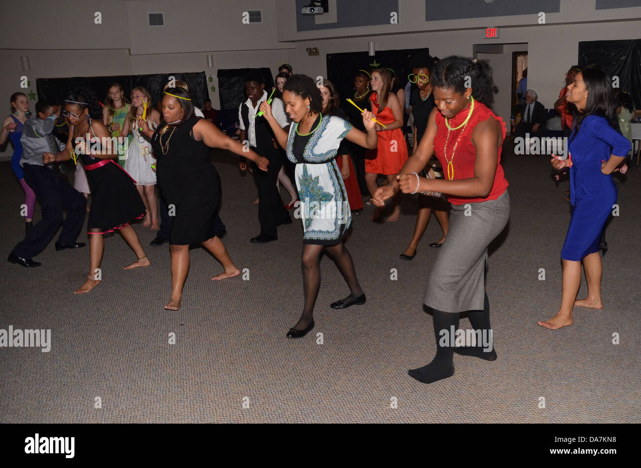 Junge Menschen genießen einen Tanz in Riverdale Park, Maryland Stockfoto