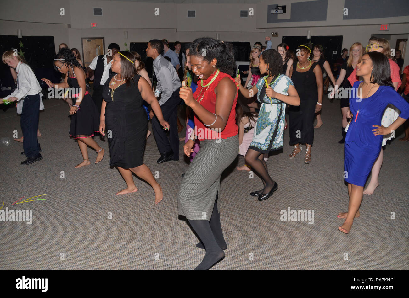 Junge Menschen genießen einen Tanz in Riverdale Park, Maryland Stockfoto