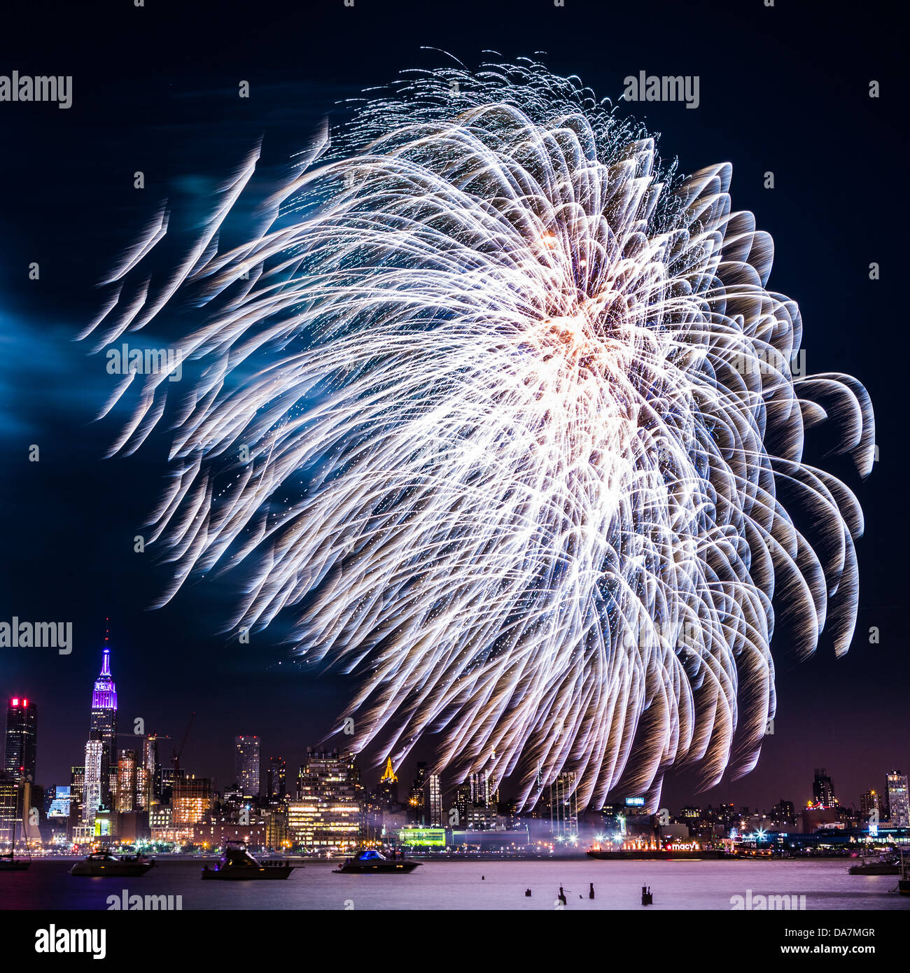 Macy's 4. Juli Feuerwerk auf das ganze mit der Skyline von Manhattan und das Empire State Building im Hintergrund Stockfoto