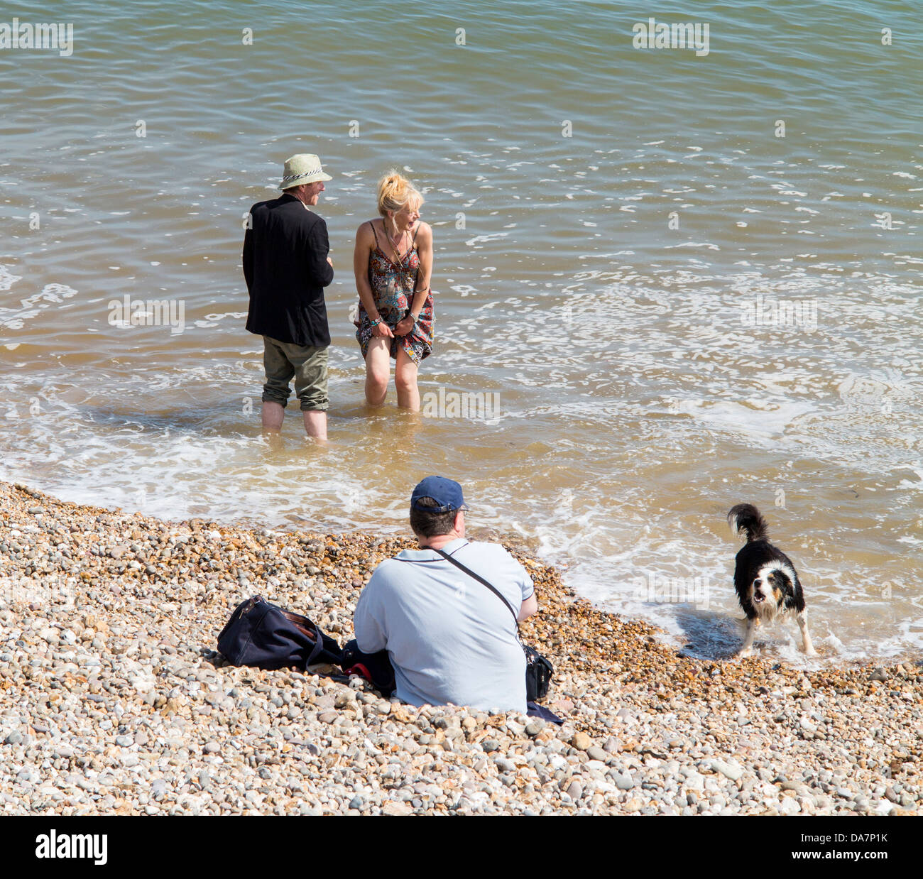 Freitag, den 5. Juli. Wie eine Hitzewelle Großbritannien trifft, nehmen Menschen und Hunden Zeit, genießen das Meer und erfrischen Sie sich im Sidmouth, Devon, uk Stockfoto