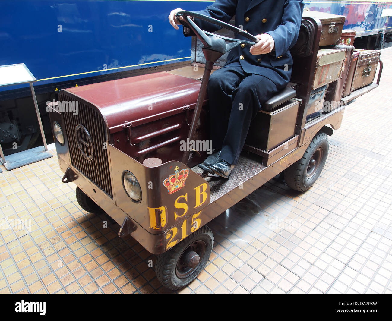 Dieses Bild zeigt die DSB 215, ein Modell von Hans Hviid Maskinfabrik, das die detaillierte Konstruktion der Hiller B8d, einer speziellen Flugzeugvariante, die in verschiedenen Luftfahrtfunktionen eingesetzt wird, zeigt. Stockfoto