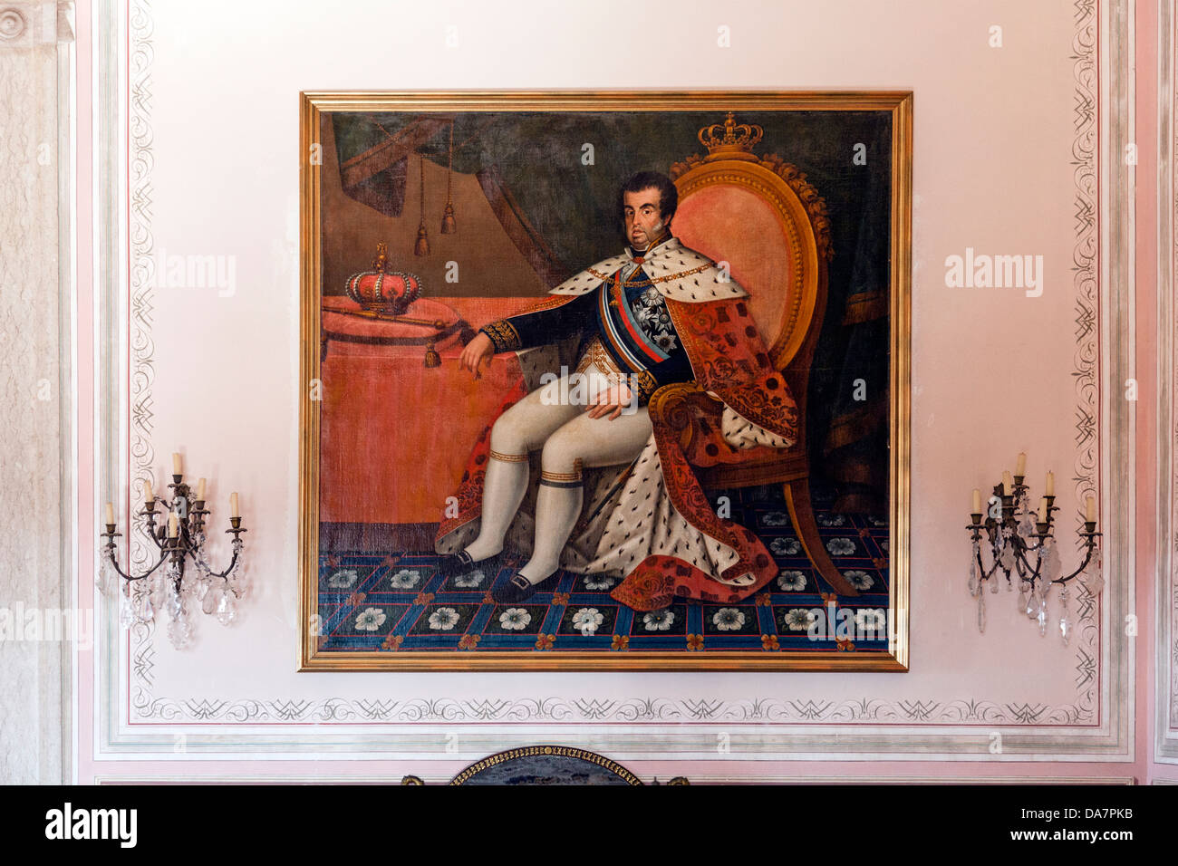 König Dom João VI Porträt an des Königs Schlafzimmerwand im Nationalpalast Mafra, Portugal. Stockfoto