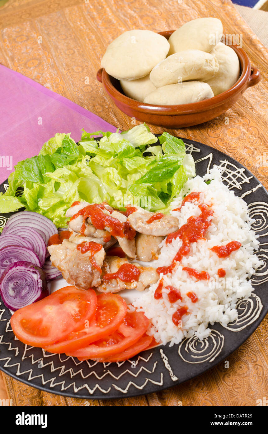 Hähnchen Döner mit Reis, Fladenbrot im Hintergrund Stockfotografie - Alamy