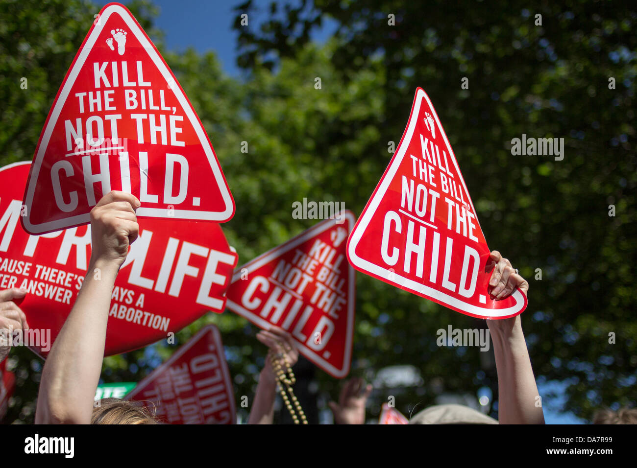 Pro Life (anti-Abtreibung) Aktivisten versammelten sich in der Dubliner Innenstadt gegen die Abtreibung Gesetz wird diskutiert und abgestimmt für die derzeit in den Häusern des Oireachtas (Irisches Parlament). 6. Juli 2013, Dublin, Irland. Stockfoto