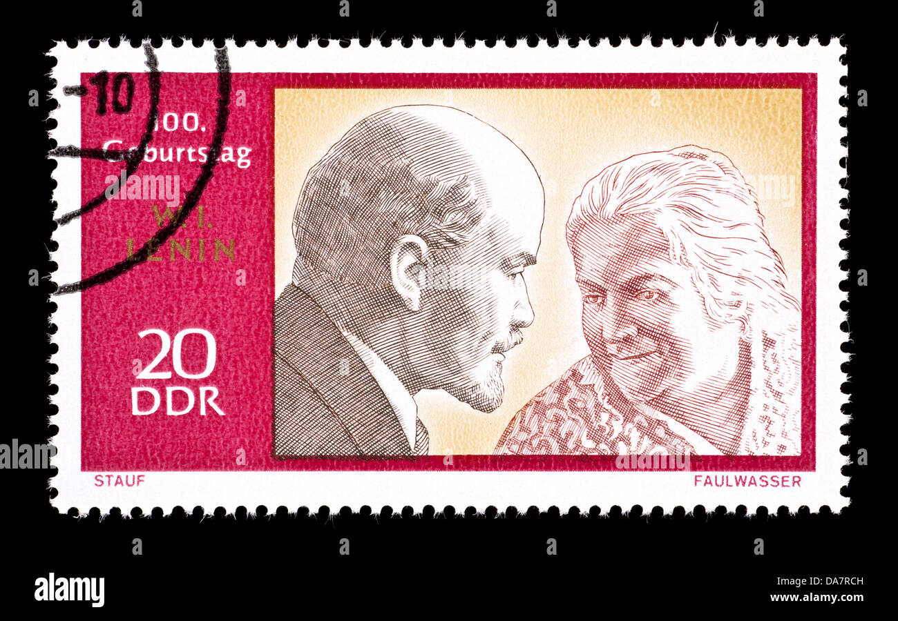 Briefmarke aus Ostdeutschland (DDR) mit Lenin und Clara Zetkin. Stockfoto