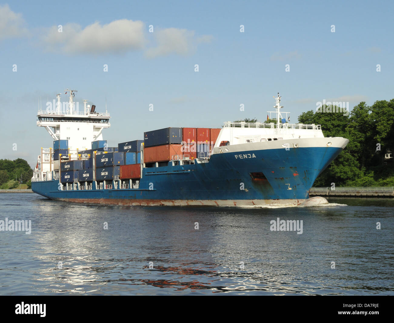 Die Fenja ist ein 2003 gebautes Containerschiff mit einer Länge von 137,5 Metern und einer Breite von 22 Metern. Sie hat eine Bruttoraumzahl von 7.519 Tonnen und eine Tragfähigkeit von 8.658 Tonnen. Das Schiff fährt unter der Flagge der Niederlande mit dem Rufzeichen PHHT und wird von Holwerda Shipmanagement BV verwaltet. Am 18. September 2024 war sie mit einer Geschwindigkeit von 3,6 Knoten auf dem Weg nach Kopenhagen, mit einer voraussichtlichen Ankunftszeit von 9:00 Uhr. Stockfoto