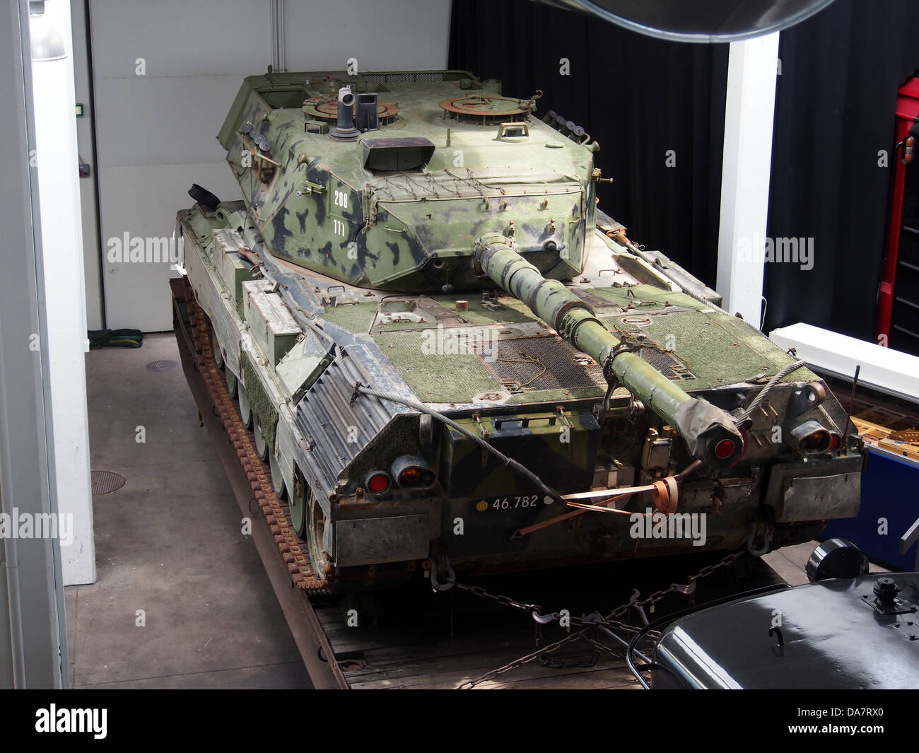 Flachbett-Wagen DSB 33 86 473 3 105-1 mit Leopard-Panzer, 5 Stockfoto