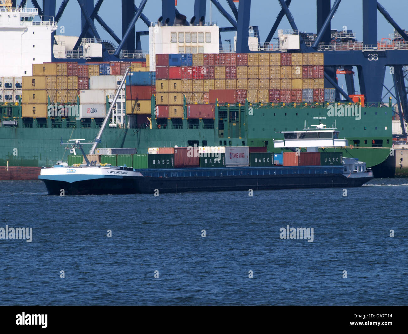 „Freundschaft“ ist ein Schiff der ENI-Flotte, das mit der Registrierungsnummer ENI 02332265 gekennzeichnet ist und wahrscheinlich mit Seeverkehrseinsätzen in Verbindung steht. Das Foto zeigt das Schiff im Hafen oder unterwegs und unterstreicht seine Präsenz in der maritimen Gemeinschaft. Stockfoto