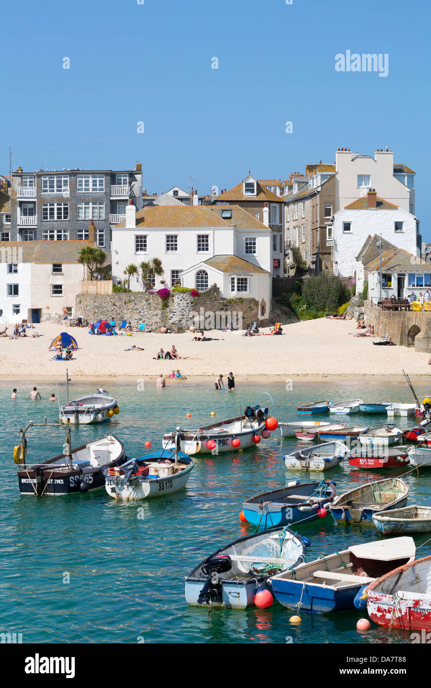 St. Ives bunten kleinen Fischerbooten und den Hafenstrand, Cornwall, England. Stockfoto