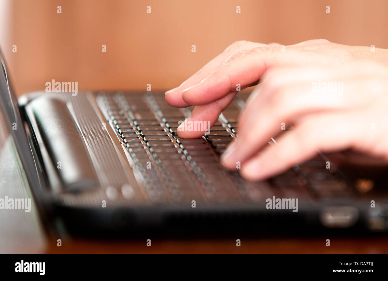 Nahaufnahme von Frauenhand auf Laptop-Tastatur Stockfoto