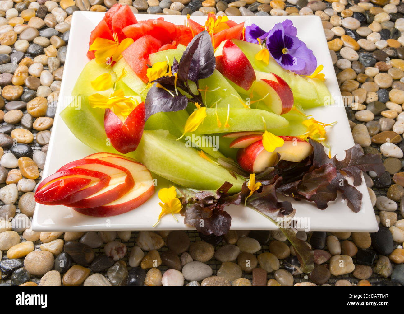 Eine Nahaufnahme der Obstteller mit Blumenschmuck Stockfoto