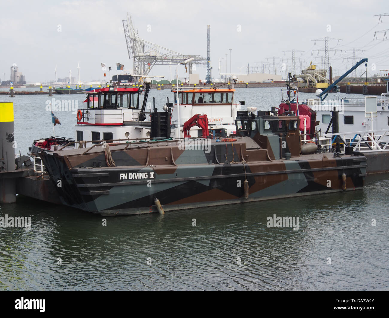 Dieses Kunstwerk „L9540 FN Diving II“ zeigt eine detaillierte Erkundung des Unterwassertauchens und konzentriert sich auf die menschliche Erfahrung und Technologie, die bei der Tiefseeforschung zum Einsatz kommen. Stockfoto