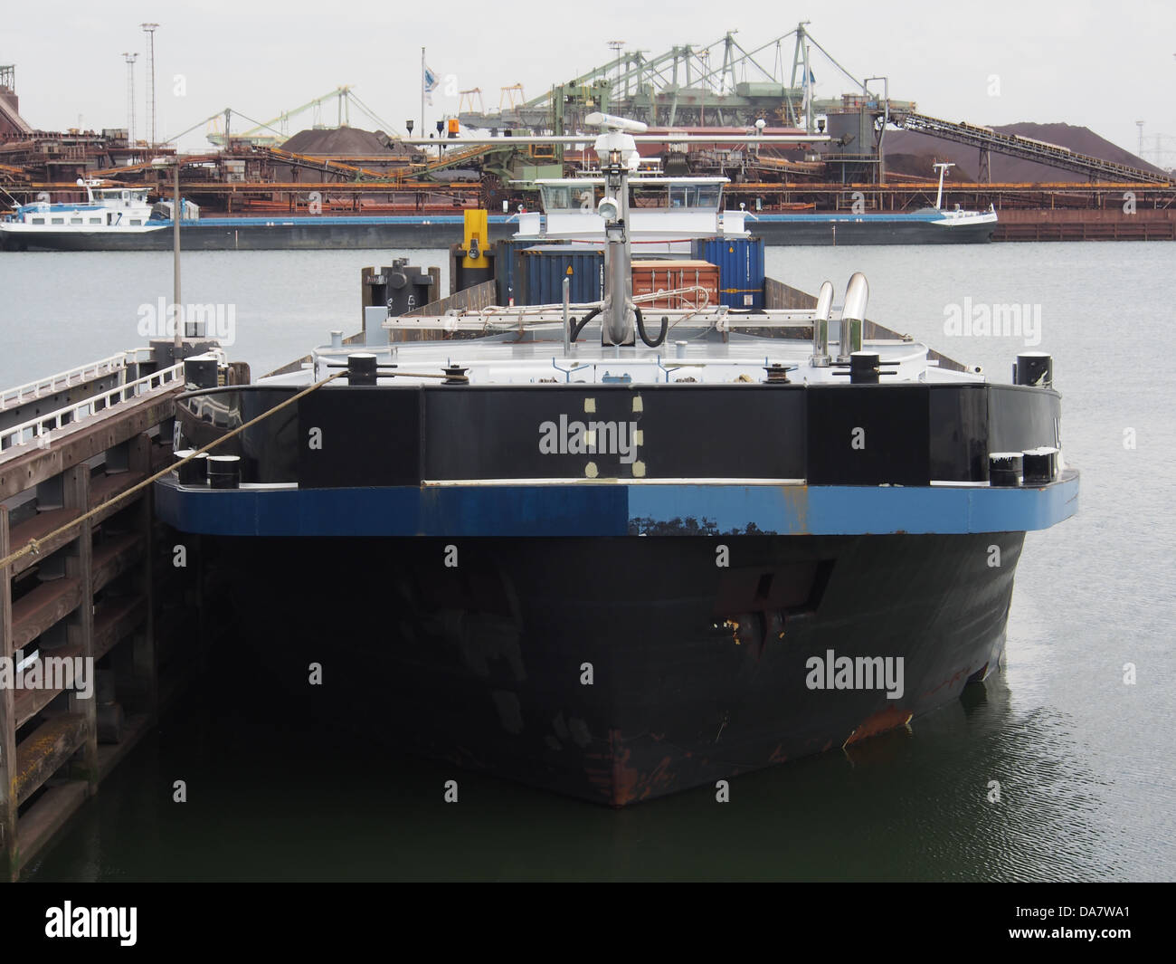 Dieses Bild stammt aus der Serie Lahringen und zeigt eine detaillierte Industrieszene. Das Stück spiegelt die technischen Fortschritte und die Entwicklung der Industrie während ihrer Zeit wider und bietet Einblicke in die Entwicklung der industriellen Ära. Stockfoto