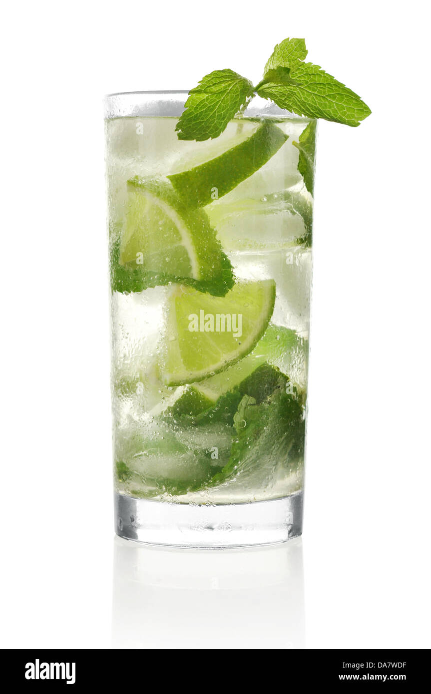 Mojito Cocktail isoliert auf weißem Hintergrund Stockfoto