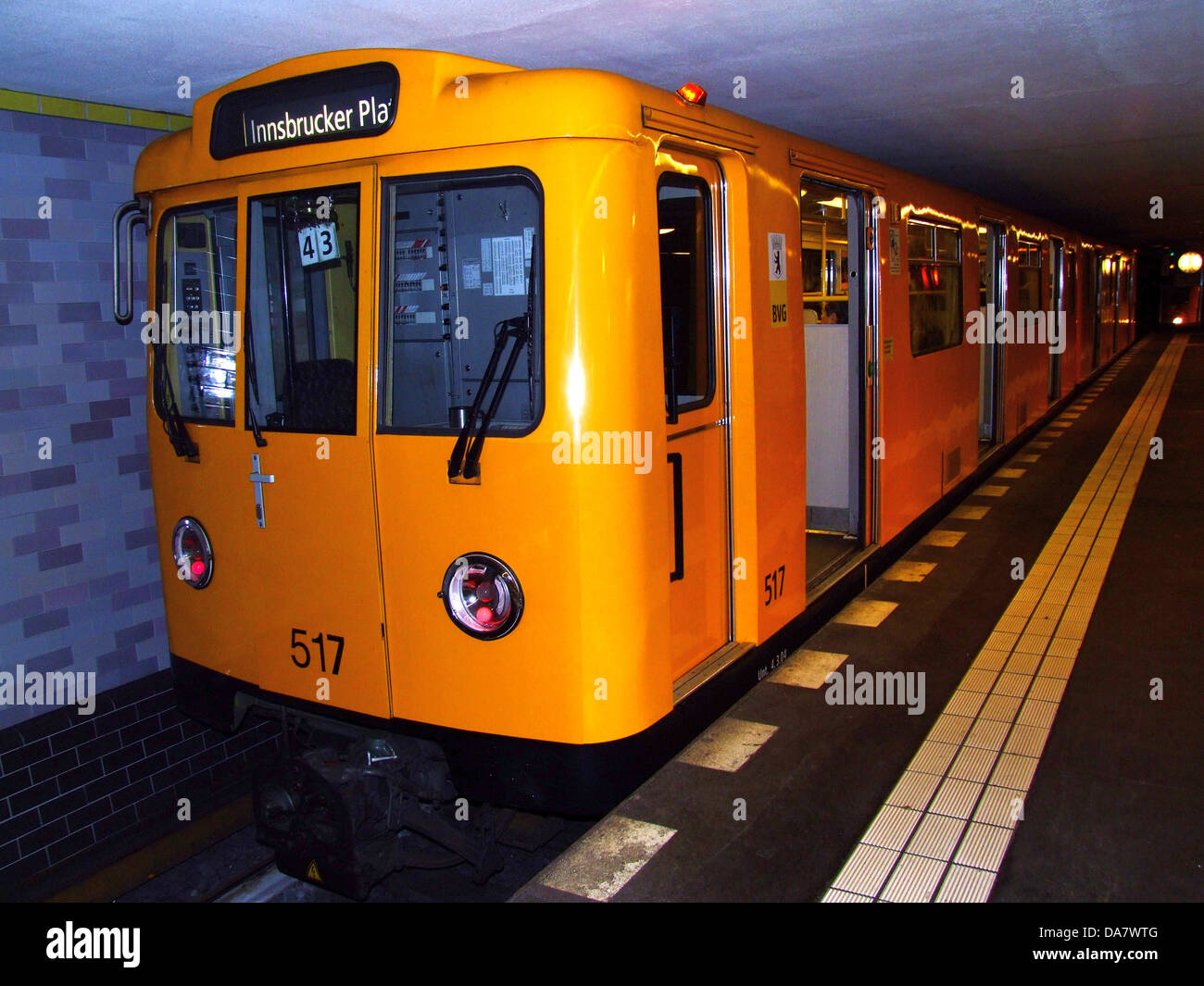 Die U-Bahn 517 in Berlin ist ein historisches U-Bahn-Modell, das in den Anfängen des Berliner U-Bahn-Systems eingesetzt wurde. Das Foto zeigt einen Moment in der Entwicklung der Verkehrsinfrastruktur der Stadt. Stockfoto