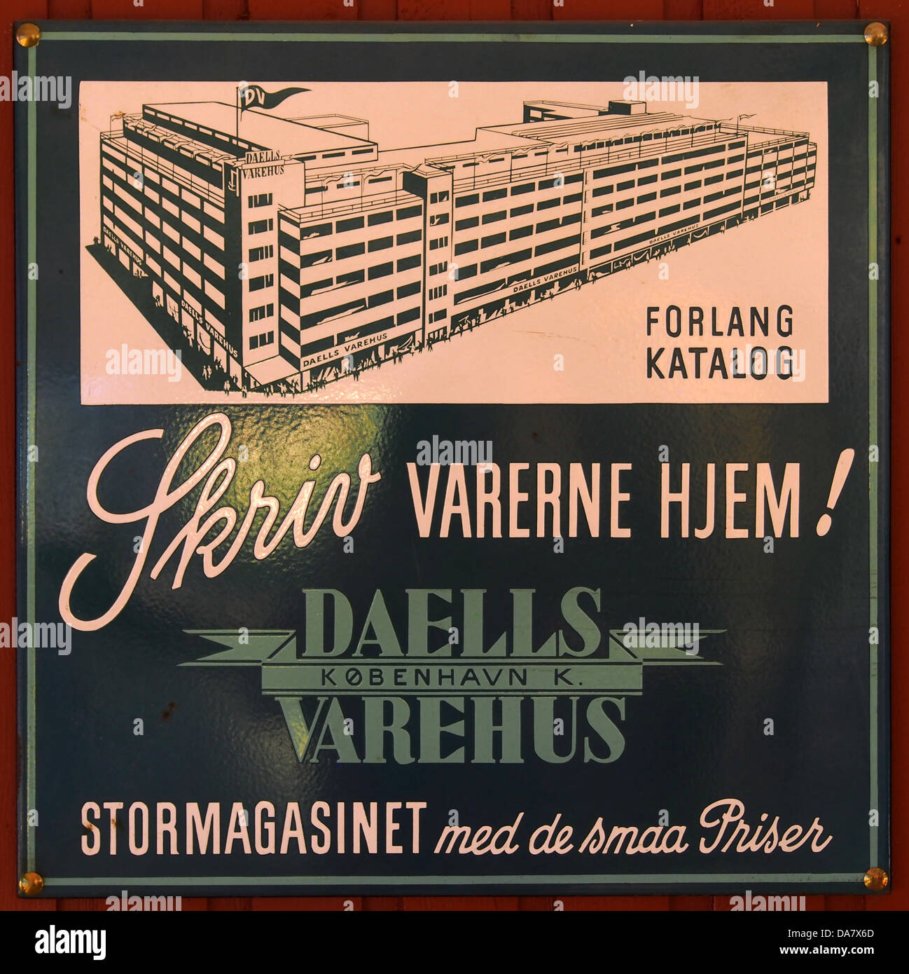 Dieses emaillierte Werbeschild von DAELIS VAREHUS repräsentiert kommerzielle Werbung des frühen 20. Jahrhunderts in Dänemark. Das grüne Zeichen ist ein Beispiel für die handwerkliche Verarbeitung von Emailfarben und die Verwendung von Schildern zur Unternehmensförderung während des Zeitraums. Stockfoto