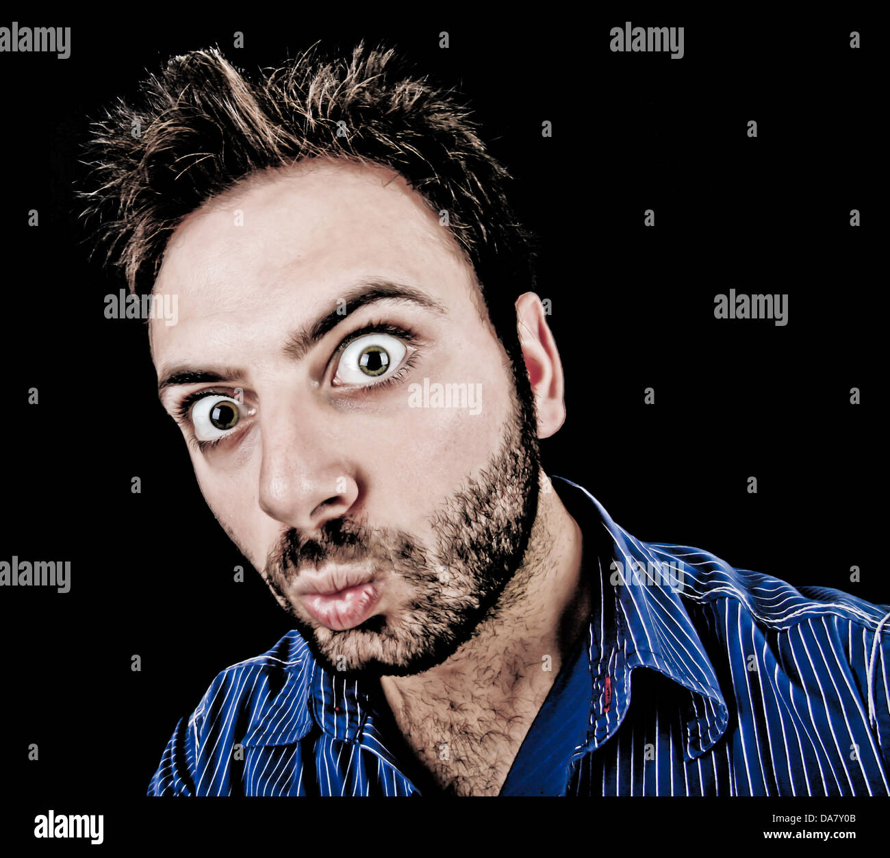 Überrascht junge mit Dragan Effekt auf schwarzem Hintergrund Stockfoto