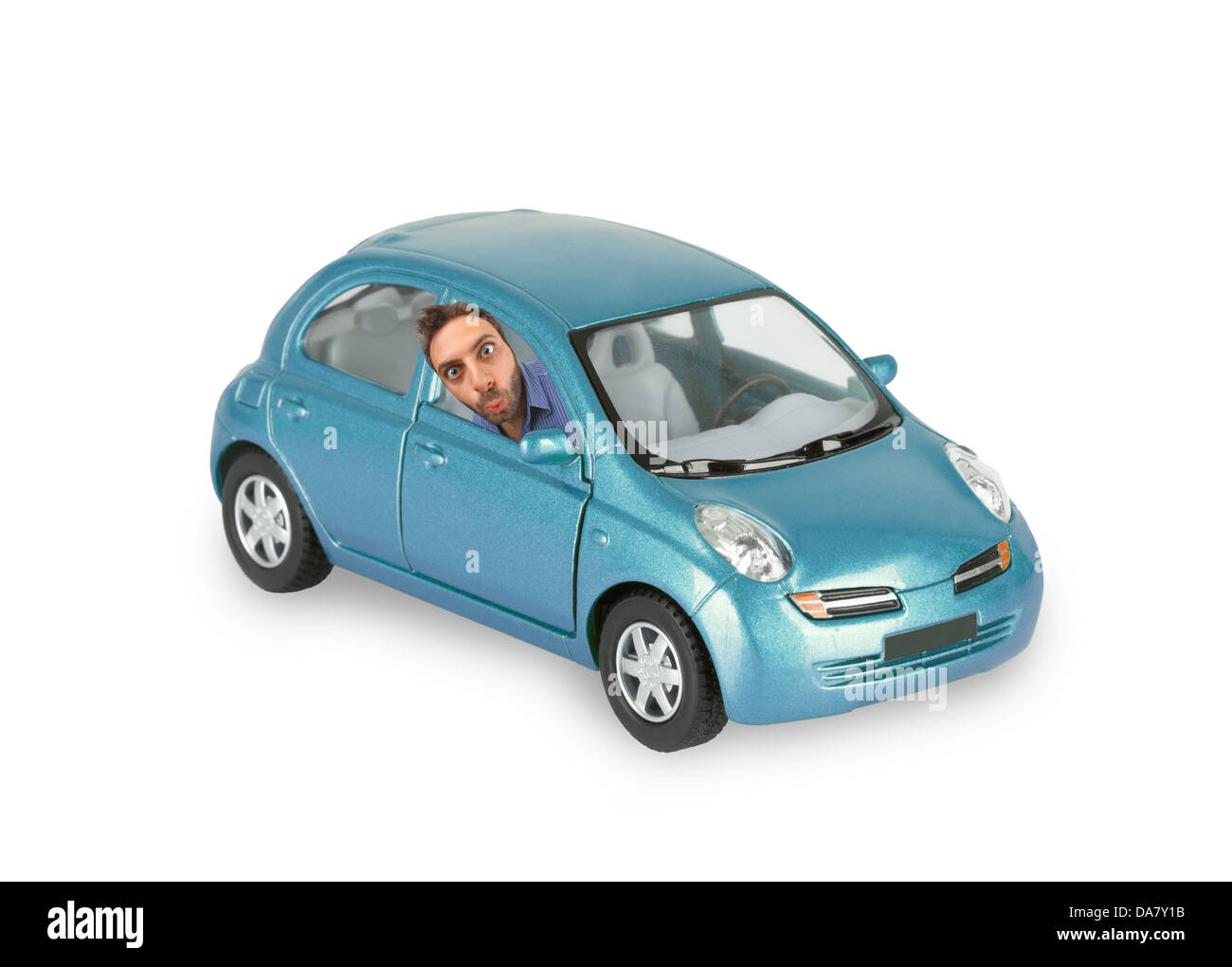 Kleiner Junge mit einem überrascht Ausdruck in das blaue Auto Stockfoto