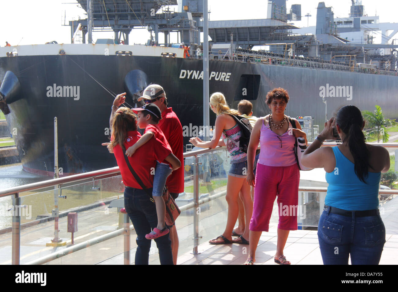 Touristen und Besucher fotografieren auf dem Balkon des Miraflores Besucherzentrum des Panama-Kanals. Stockfoto