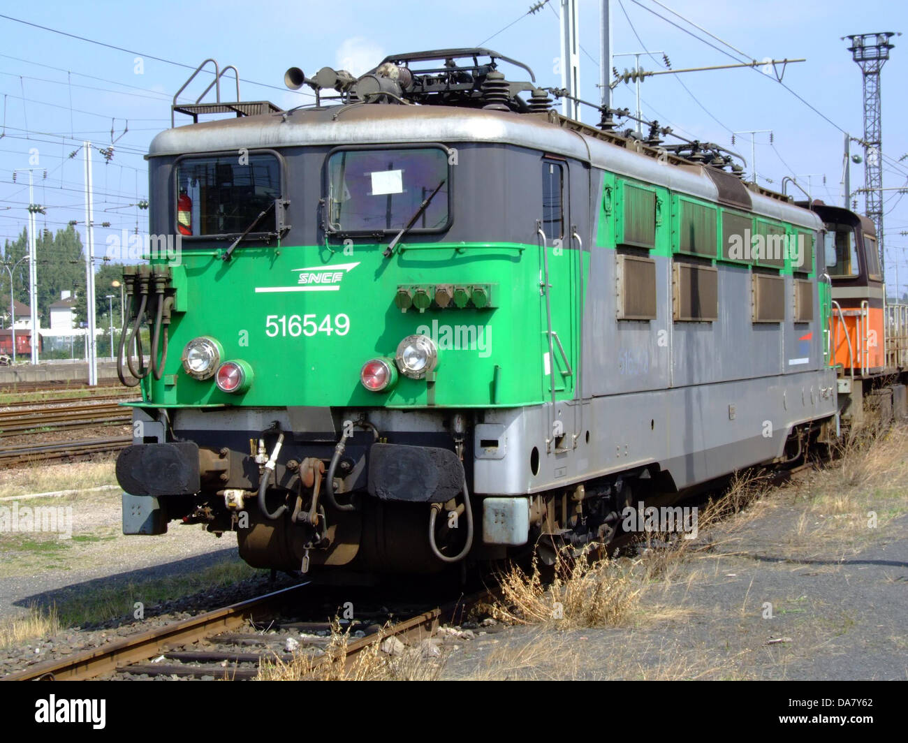 Dieses Bild zeigt eine französische SNCF-Lokomotive, die für ihre Rolle im französischen Eisenbahnverkehr bekannt ist. Die SNCF (Société nationale des Chemins de fer Francais) hat eine lange Geschichte als Beitrag zum Eisenbahnsystem des Landes. Stockfoto