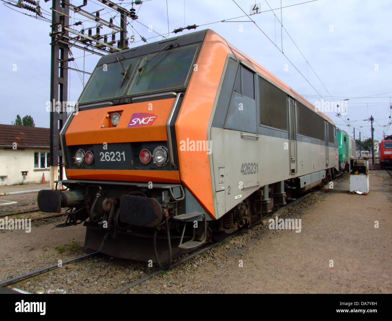 SNCF 426231 bezeichnet ein französisches Eisenbahnfahrzeug, das von der Société nationale des Chemins de fer Francais (SNCF) betrieben wird. Diese Lokomotive ist Teil der umfangreichen Flotte des Netzes und trägt zur Verkehrsinfrastruktur in Frankreich bei. Stockfoto