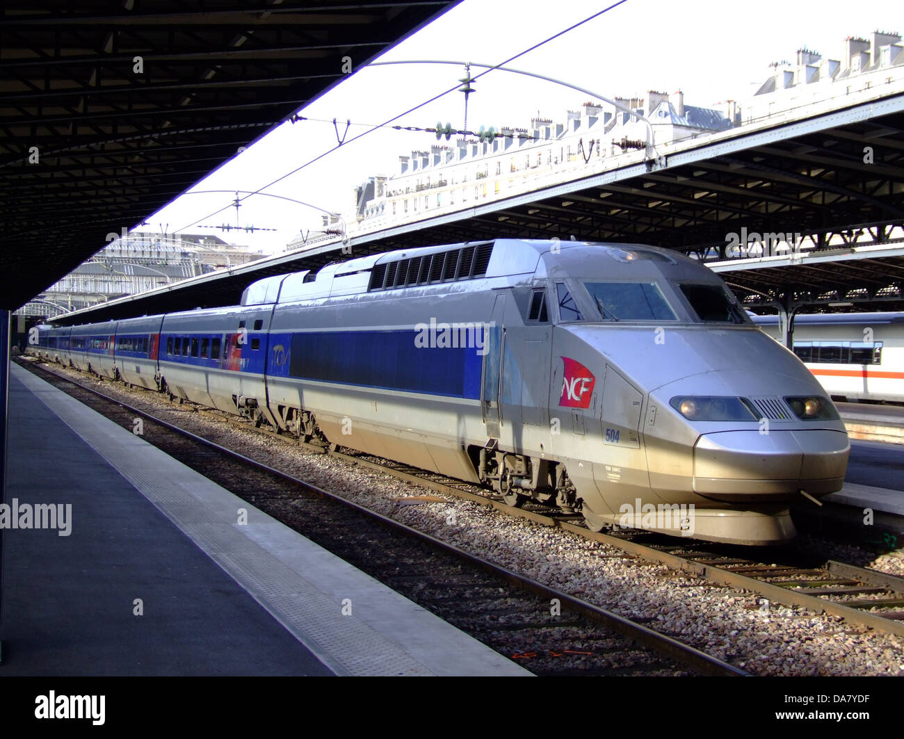 Die SNCF (Société nationale des Chemins de fer Francais) ist eine Fotografie eines französischen Zuges, die das klassische Design und die historische Bedeutung des französischen Eisenbahnsystems im 20. Jahrhundert erfasst. Stockfoto