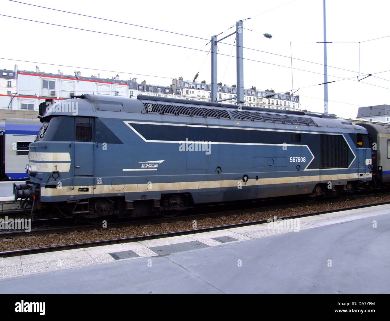 Die SNCF 567608 ist ein französischer Güterzug, der unter der Société nationale des Chemins de fer Francais (SNCF) betrieben wird. Diese Lokomotive ist Teil des Güterverkehrsnetzes, das Waren durch Frankreich transportiert und so zur Logistik- und Transportinfrastruktur des Landes beiträgt. Stockfoto