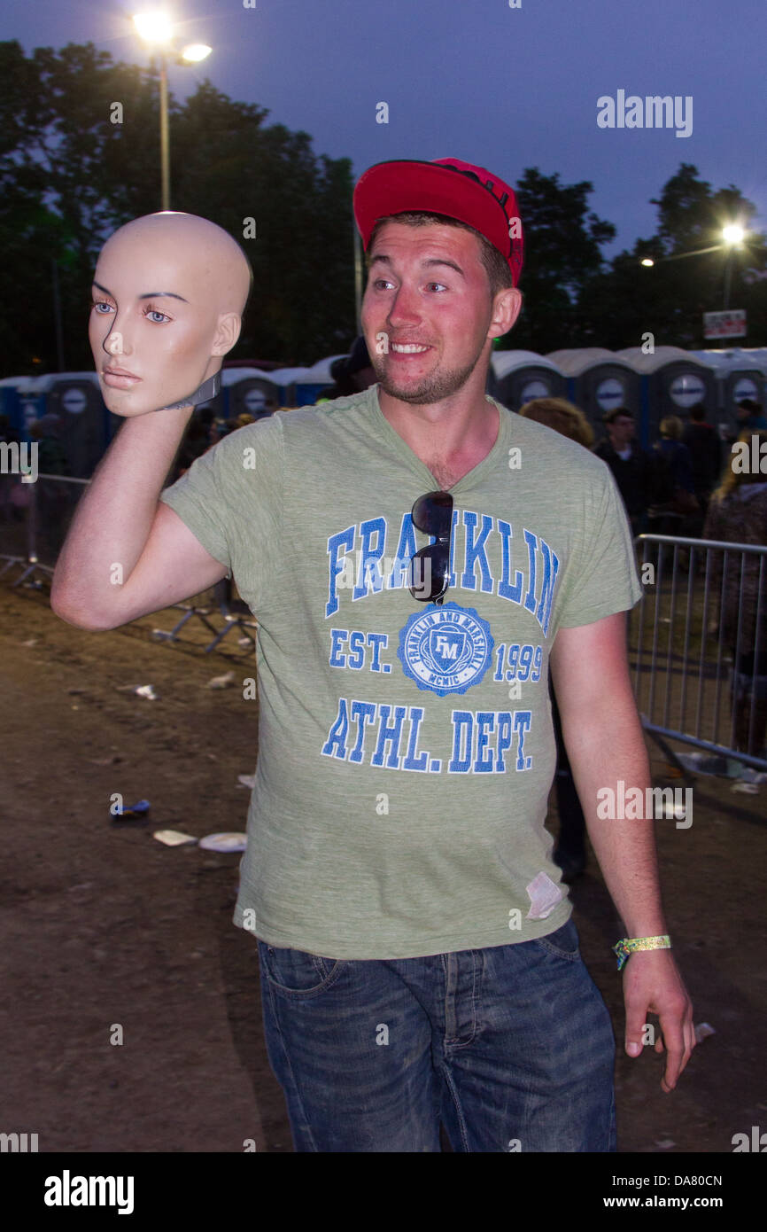 Mann mit einem Schaufensterpuppen Kopf Glastonbury Festival, Somerset, England, Vereinigtes Königreich. Stockfoto