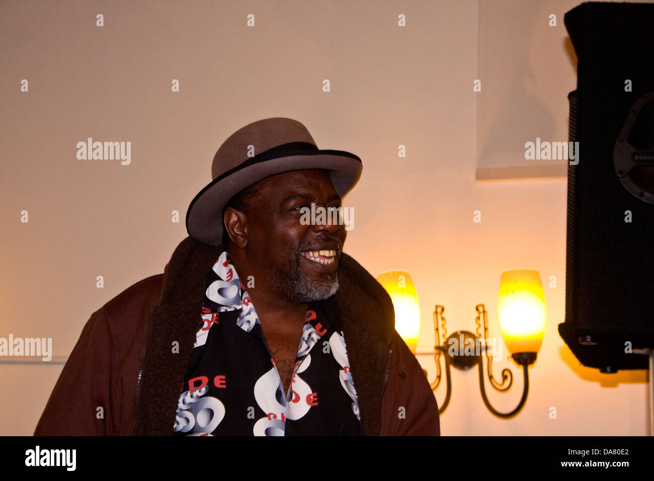 Lurrie Bell Sohn von Carey Bell genießt die live-Musik in einem schottischen Pub während 2013 Dundee Blues Bonanza, UK Stockfoto