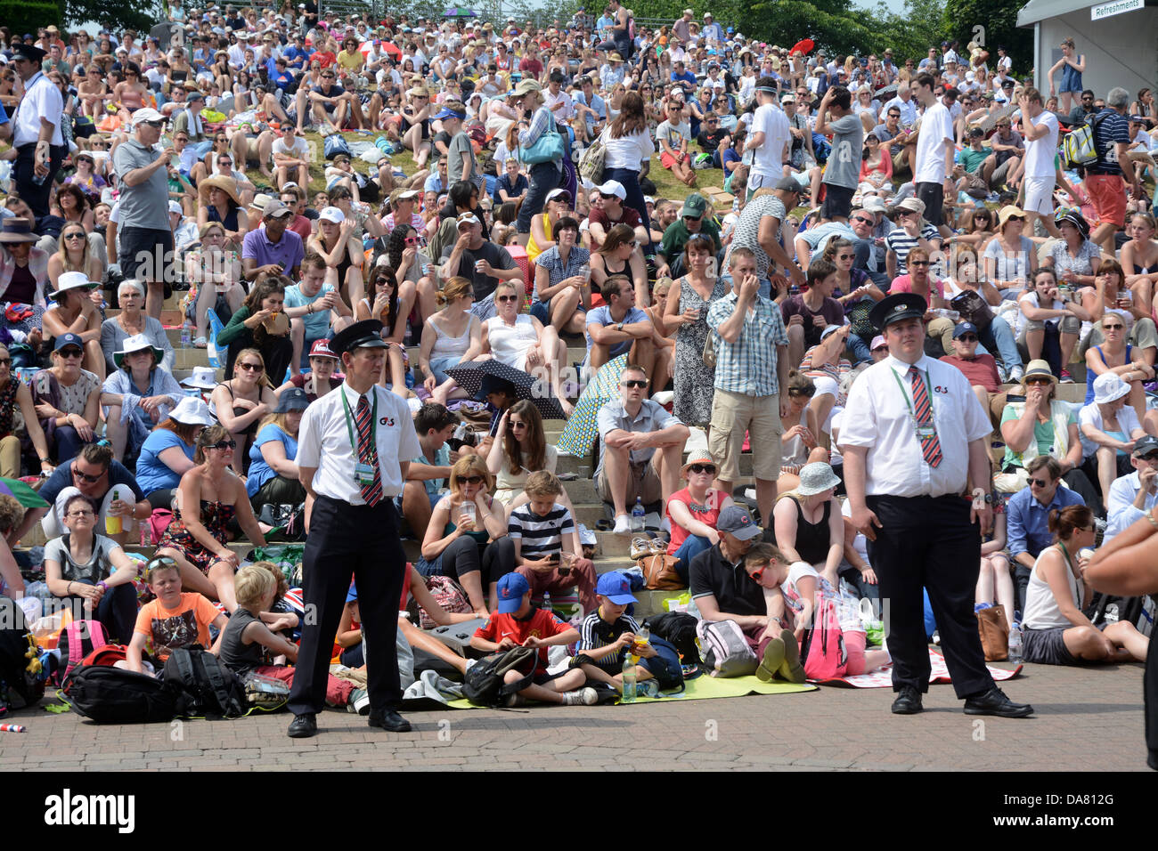 Sicherheitsbeamte beobachten Sie den Bildschirm an Henman Hill oder Murray Hügel Wimbledon Championships Stockfoto