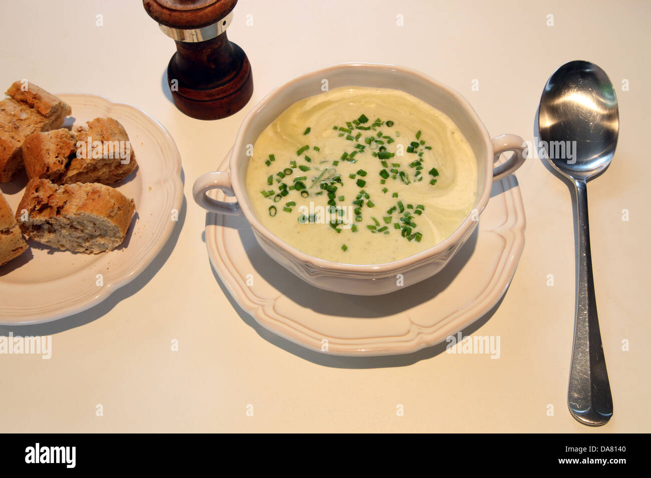 Liebstöckel-Suppe mit Schnittlauch Stockfoto