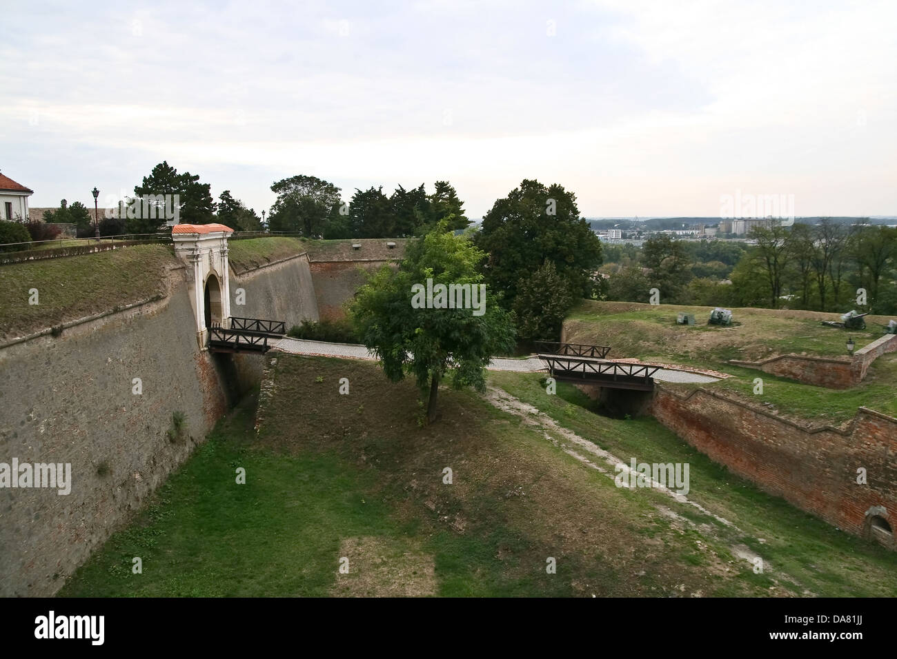 Sparmaßnahmen und ambient auf der Festung Petrovaradin verlassen der Platz des Musikfestivals in Serbien Stockfoto