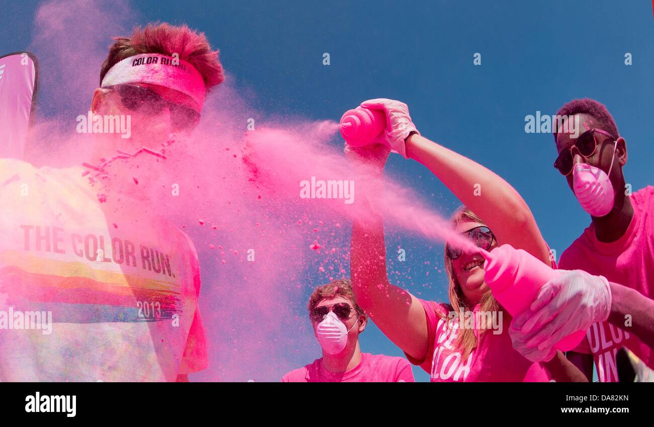 Hannover, Deutschland. 7. Juli 2013. Teilnehmer die Farbe laufen haben rosa Pulver in Hannover, Deutschland, 7. Juli 2013 auf sie geworfen. Mehrere tausend Teilnehmer nahmen an einem 5 km Lauf grundständigen die sie bunte Pulver auf sie geworfen hatte. Foto: JULIAN STRATENSCHULTE/Dpa/Alamy Live News Stockfoto