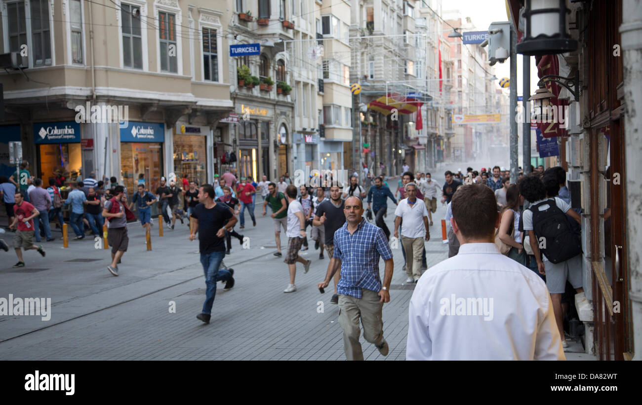 Istanbul, Türkei - Zivilisten, Demonstranten gleichermaßen, Ausführen von Tränengas und hohen Druck Wasserwerfer, während Polizei wahllos, wirkt versucht, Menschen vom Taksim-Platz betreten, und viele, nach dem Zufallsprinzip verhaften zu stoppen. 7. Juli 2013. Foto: Bikem Ekberzade Stockfoto
