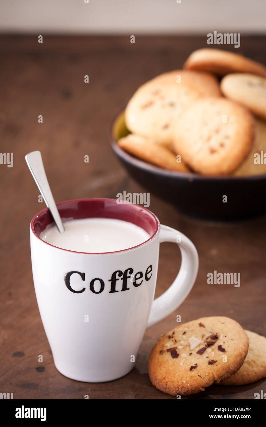 Tasse Kaffee mit hausgemachten Mandelgebäck Stockfoto