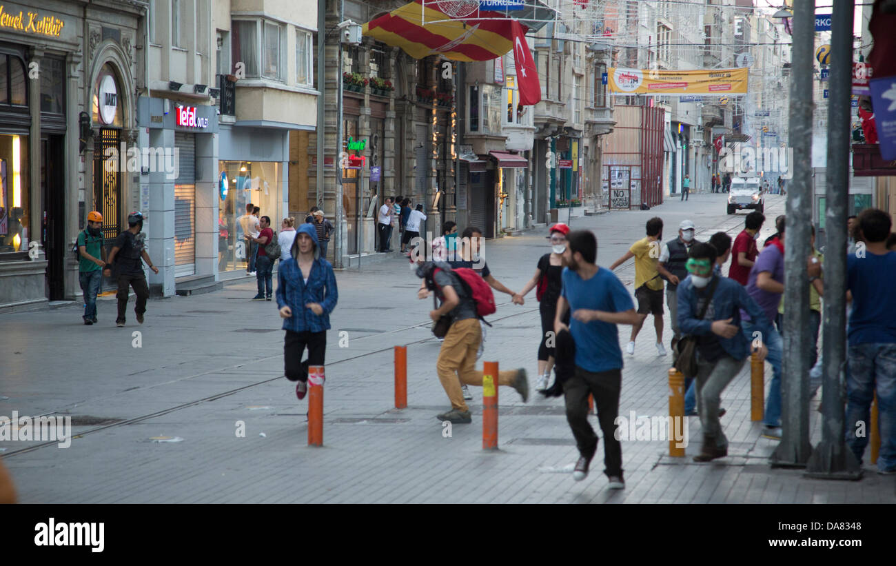 Istanbul, Türkei - Zivilisten, Demonstranten gleichermaßen, Ausführen von Tränengas und hohen Druck Wasserwerfer, während Polizei wahllos, wirkt versucht, Menschen vom Taksim-Platz betreten, und viele, nach dem Zufallsprinzip verhaften zu stoppen. 7. Juli 2013. Foto: Bikem Ekberzade Stockfoto